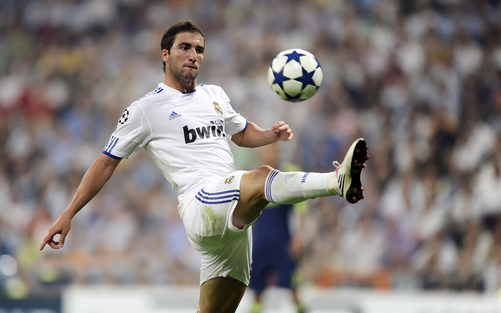 《FIFA》“虚拟足球”世界巡回赛，街头足球新体验！